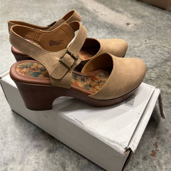 b.o.c. Tan Leather Platform Mules - Picture 5 of 8